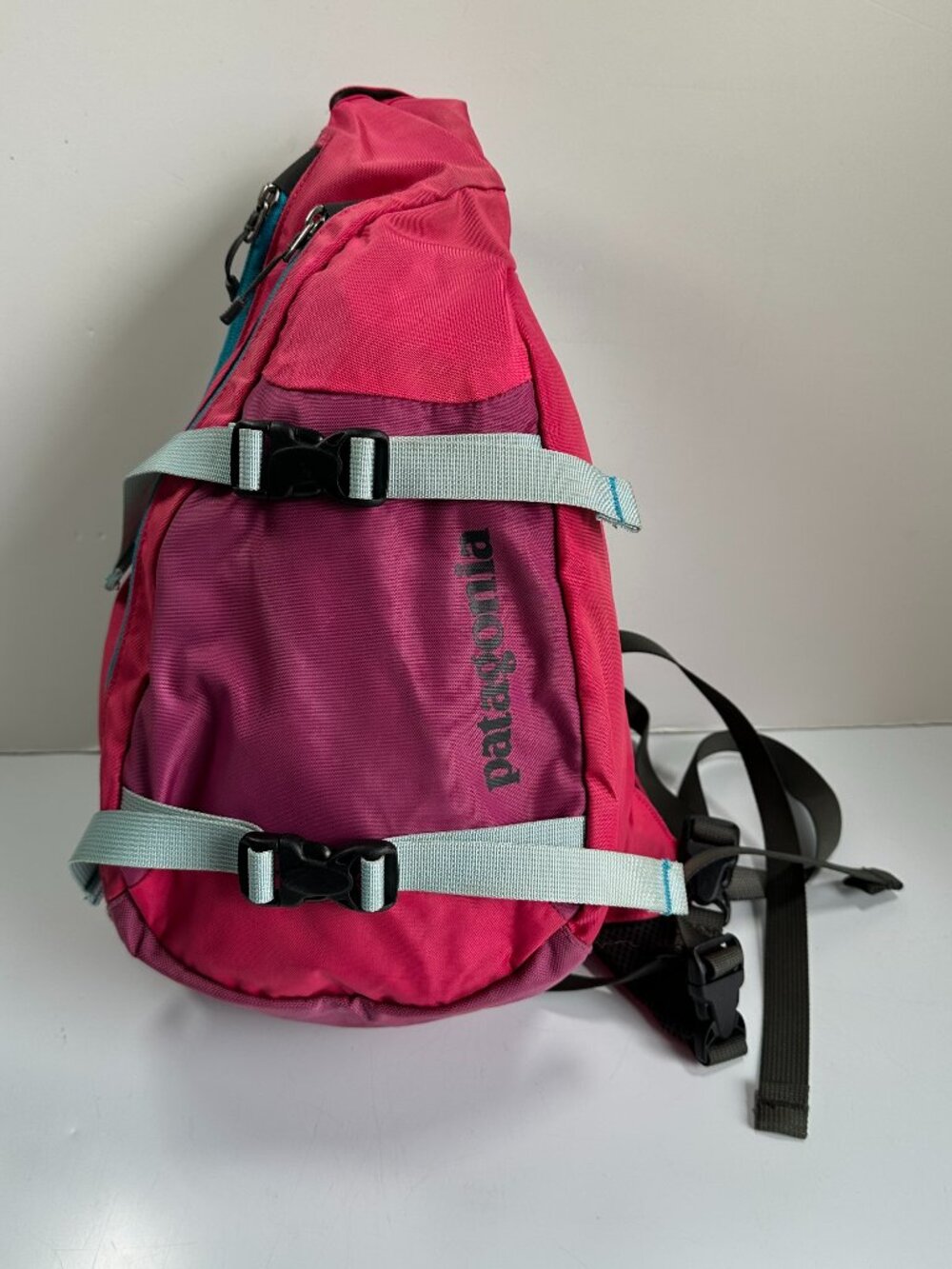 Patagonia Atom Sling 8L Sling Backpack - Padded Crossbody Bag - Teal & Pink
